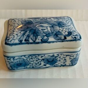 Asian Inspired Porcelain Blue White Flower Ring Bracelet Trinket Box Holder